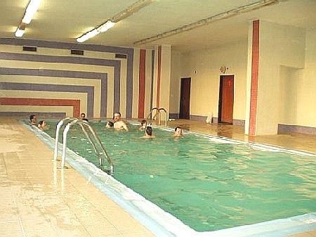 Nuda plavání v bazénu Gym Leon