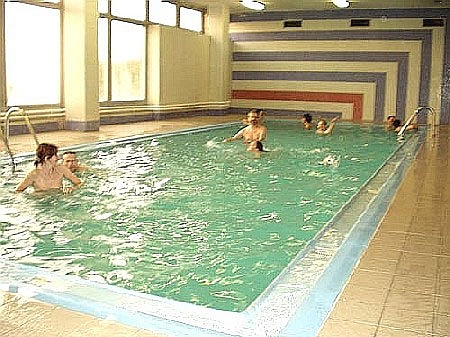 Nuda plavání v bazénu Gym Leon